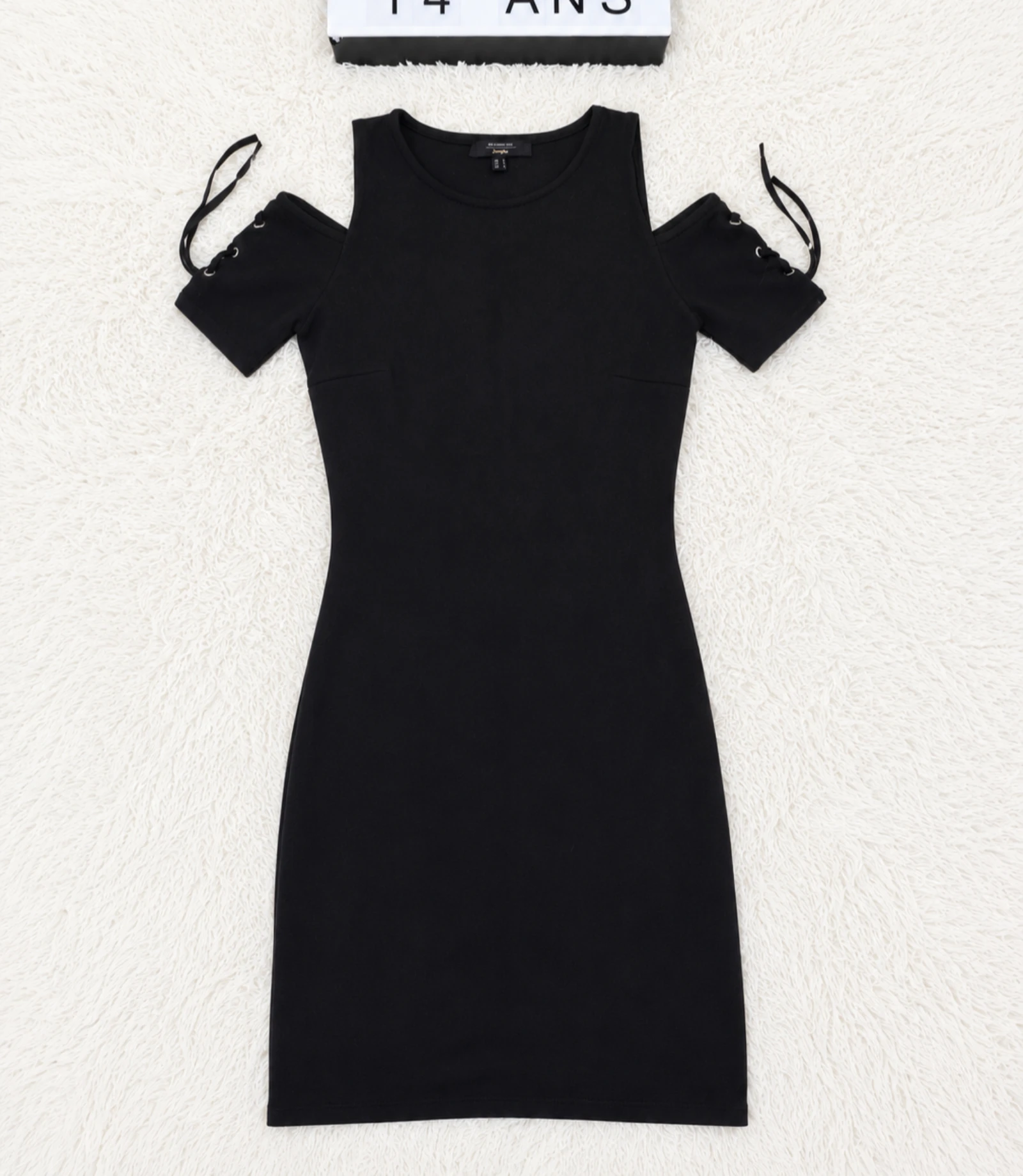 Robe Jennyfer preta com ombros descobertos e laços – Tamanho S 14 anos 👒 – photo 2